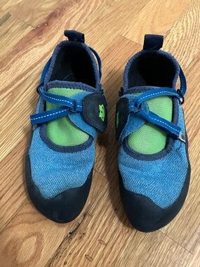 Kids rock climbing shoes size 4 evolv